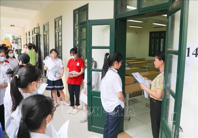 Giám thị gọi thí sinh vào phòng thi môn Toán tại điểm thi trường Trường THPT Thăng Long (quận Hai Bà Trưng). Ảnh: Thanh Tùng - TTXVN